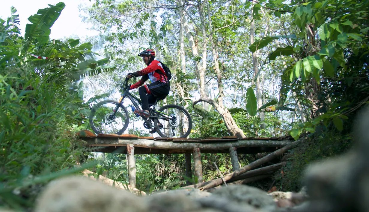 Pebalap sepeda mengikuti kejuaraan Mountain Bike Cross Country Marathon (MTB XCM) di Kawasan Tanjung Lesung, Pandeglang, Banten, Sabtu (29/9). Kejuaraan sepeda gunung lintas alam MTB XC Marathon menempuh rute lebih dari 50 kilometer (Liputan6.com/HO/Nick)