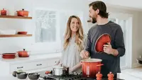Ilustrasi suami istri, memasak. (Photo by Becca Tapert on Unsplash)