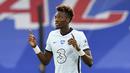 Striker Chelsea, Tammy Abraham, melakukan selebrasi usai mencetak gol ke gawang Crystal Palace pada laga Premier League di Stadion Selhurst Park, London, Selasa (7/7/2020). Chelsea menang dengan skor 3-2. (Justin Tallis/Pool via AP)