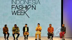 Ketua DPD Irman Gusman (ketiga kanan) dalam sebuah sesi perbincangan di seremoni pembukaan Indonesia Fashion Week (IFW) 2015 di Jakarta Convention Center, Kamis (26/2). (Liputan6.com/Panji Diksana)