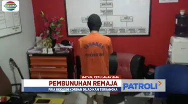 Pria LGBT ditemukan tewas tergantung di dalam kamar. Polisi menduga korban tewas bukan gantung diri melainkan dibunuh kekasihnya.