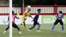 Gelandang Bhayangkara FC, Bruno Matos, melepaskan tendangan ke arah gawang Arema FC pada laga Shopee Liga 1 di Stadion PTIK, Jakarta, Rabu (27/11). Bhayangkara menang 1-0 atas Arema. (Bola.com/Yoppy Renato)