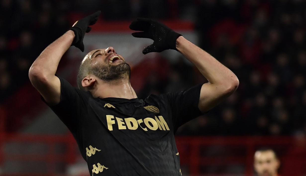 Islam Slimani (Olympique Lyon). Diprediksi menjadi bintang di Leicester City untuk mempertahankan gelar pada 2016, namun penampilannya tak sesuai harapan. Hampir 5 tahun dipinjamkan ke Newcsatle, Fenerbahce dan Monaco, akhirnya pergi secara permanen ke Olympique Lyon. (AFP/Philippe Desmazes)