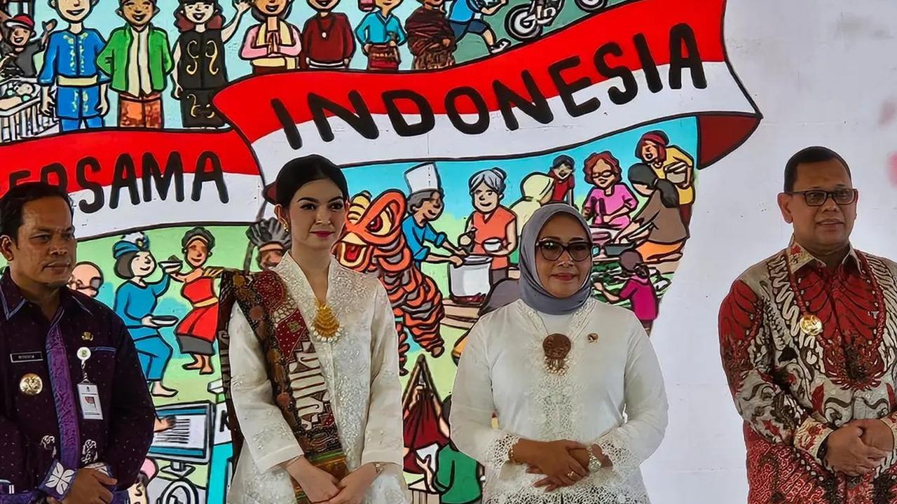 ⁠Tampil Anggun Menawan Selvi Istri Wapres Gibran Berkebaya Putih dan Berkain Batik