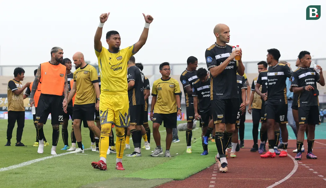 <p>Kiper M Natshir Fadhil Mahbuby menyapa suporter setelah laga pekan pertama BRI Liga 1 2023/2024 antara Dewa United melawan Arema FC di Stadion Indomilk, Tangerang, Minggu (02/07/2023). (Bola.com/Bagaskara Lazuardi)</p>