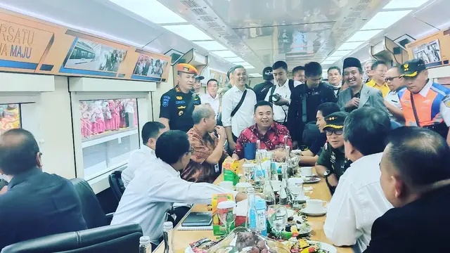 Direktur Utama PT Kereta Api Indonesia (Persero) Edi Sukmoro, bersama pejabat Garut, menikmati perjalanan uji coba reaktivasi kereta api dalam salah satu rangkaian gerbong inspeksi PT KAI.