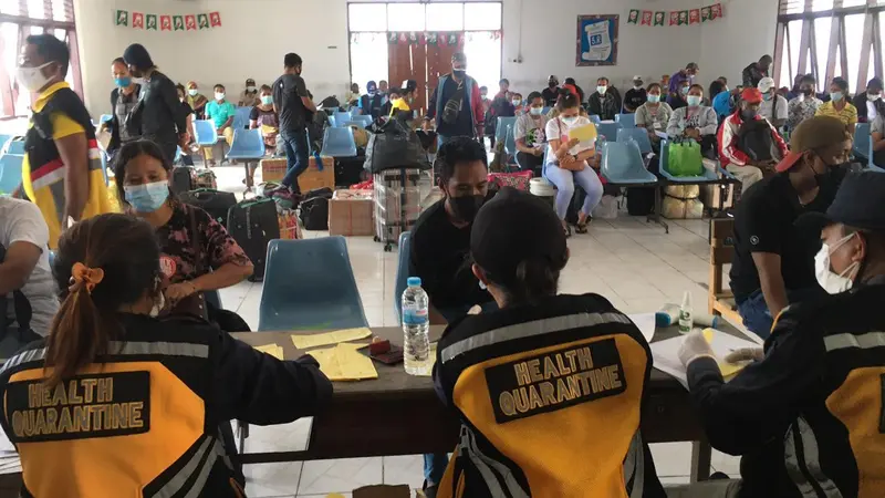 Seluruh PMI ilegal yang turun di Pelabuhan L Say, diarahkan untuk melakukan screening kesehatan oleh petugas KKP Pelabuhan L Say Maumere. (Foto Istimewah)