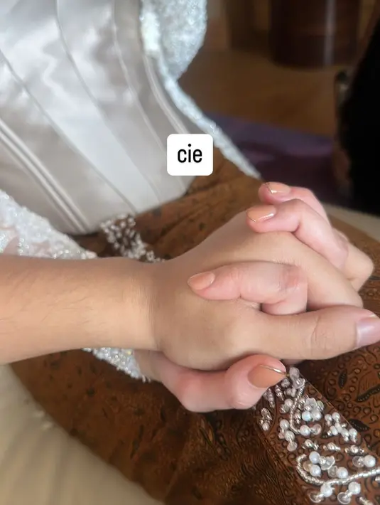 <p>Thariq Halilintar mengunggah foto tangannya yang sedang menggenggam erat jemari istrinya, Aaliyah. (Foto: Instagram/ thariqhalilintar/ aaliyah.massaid)</p>