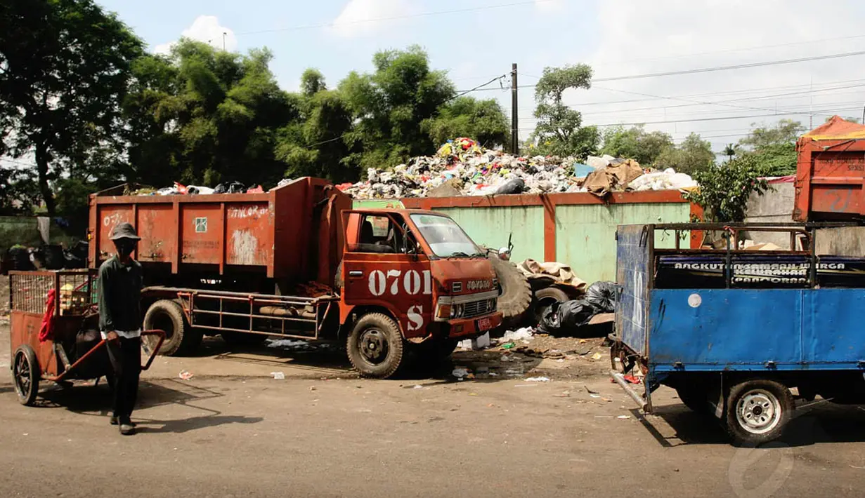  Revitalisasi juga dilakukan dengan menambah prasarana pengelolaan sampah yang diperlukan, Jakarta, Minggu (21/6/14). (Liputan6.com/Faizal Fanani)