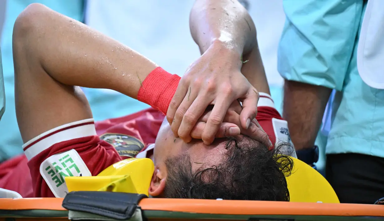 Gelandang Indonesia Egy Maulana Vikri berbaring di atas tandu setelah mengalami cedera saat pertandingan sepak bola Grup D Piala Asia AFC Qatar 2023 melawan Jepang di Stadion al-Thumama di Doha pada 24 Januari 2024. (HECTOR RETAMAL/AFP)