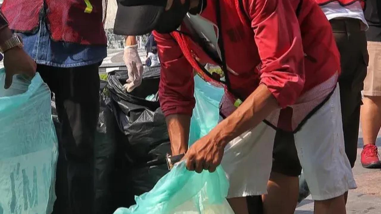FOTO: Penampakan Sampah-Sampah Puntung Rokok dan Plastik yang Dipungut Pegiat Peduli Lingkungan Bersama Masyarakat saat CFD Jakarta