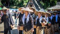 Ilustrasi Sunda. (Foto oleh Ache Surya: https://www.pexels.com/id-id/foto/pria-orang-orang-wanita-festival-18157411/)