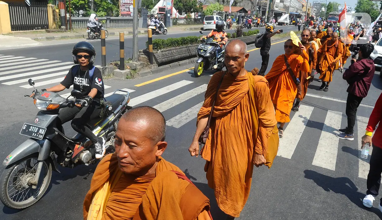 Para Biksu Buddha atau Banthe itu tiba di Pekalongan setelah bertolak dari Cirebon. Mereka tiba setelah menempuh perjalanan sejauh 128 kilometer dari perbatasan Cirebon. (merdeka.com/Arie Basuki)