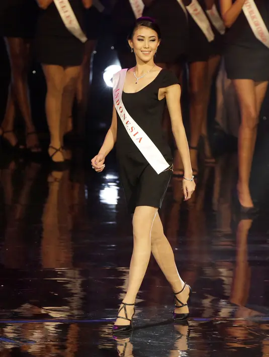 Miss Indonesia, Natasha Mannuela berjalan di atas panggung ajang kecantikan Miss World 2016 di Oxen Hill, Maryland, Minggu (18/12). Selain menjadi juara ketiga, Natasha Mannuela juga memenangkan fast track Beauty With a Purpose. (REUTERS/Joshua Roberts)