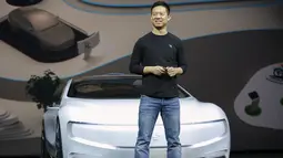 CEO LeEco, Jia Yueting saat memperkenalkan mobil listrik tanpa awak LeSEE di Beijing, China (20/4). Mobil listrik tanpa awak LeSEE dikendalikan dengan perintah suara melalui smartphone. (REUTERS/Damir Sagolj)