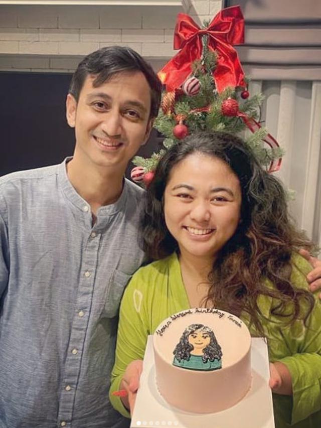 Vakum Jadi Artis, Ini 6 Potret Terbaru Roy Posende Saputra Bareng Sang Istri