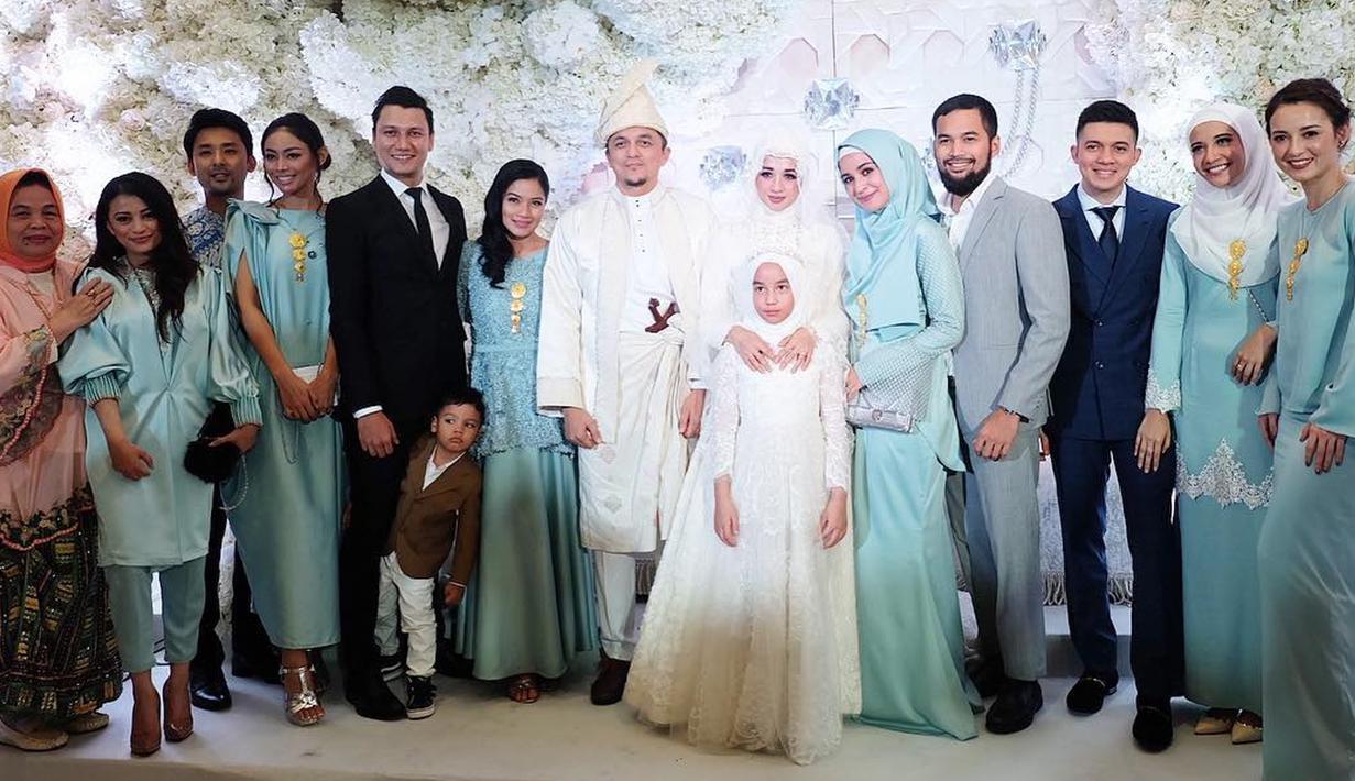 Pasangan artis Laudya Cynthia Bella dan Engku Emran berfoto bersama dengan sejumlah artis Indonesia usai melangsungkan pernikahan. Ucapan selamat pun mengalir deras untuk Laudya Cynthia Bella dan Engku Emran. (instagram/titi_kamall)