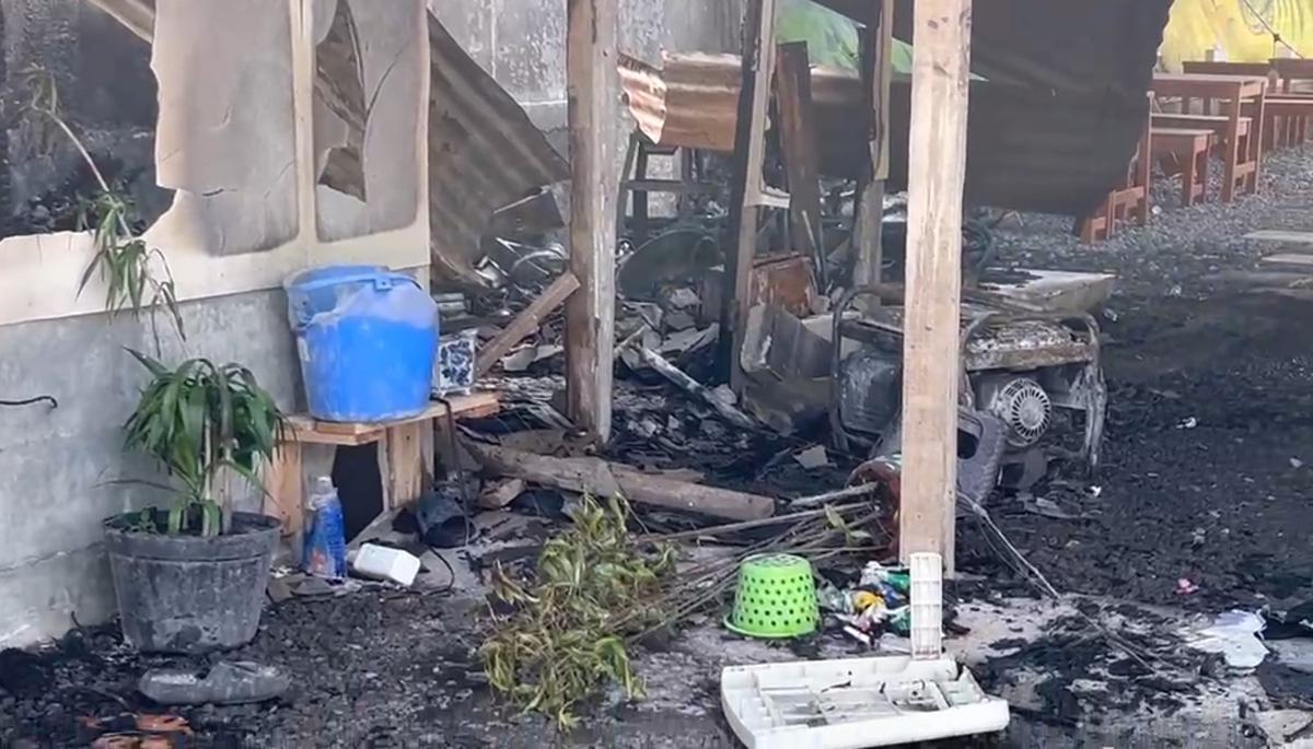 TKP Warung Mi dan Babi dibakar orang tak dikenal di Sukoharjo. (merdeka.com/arie sunaryo).
