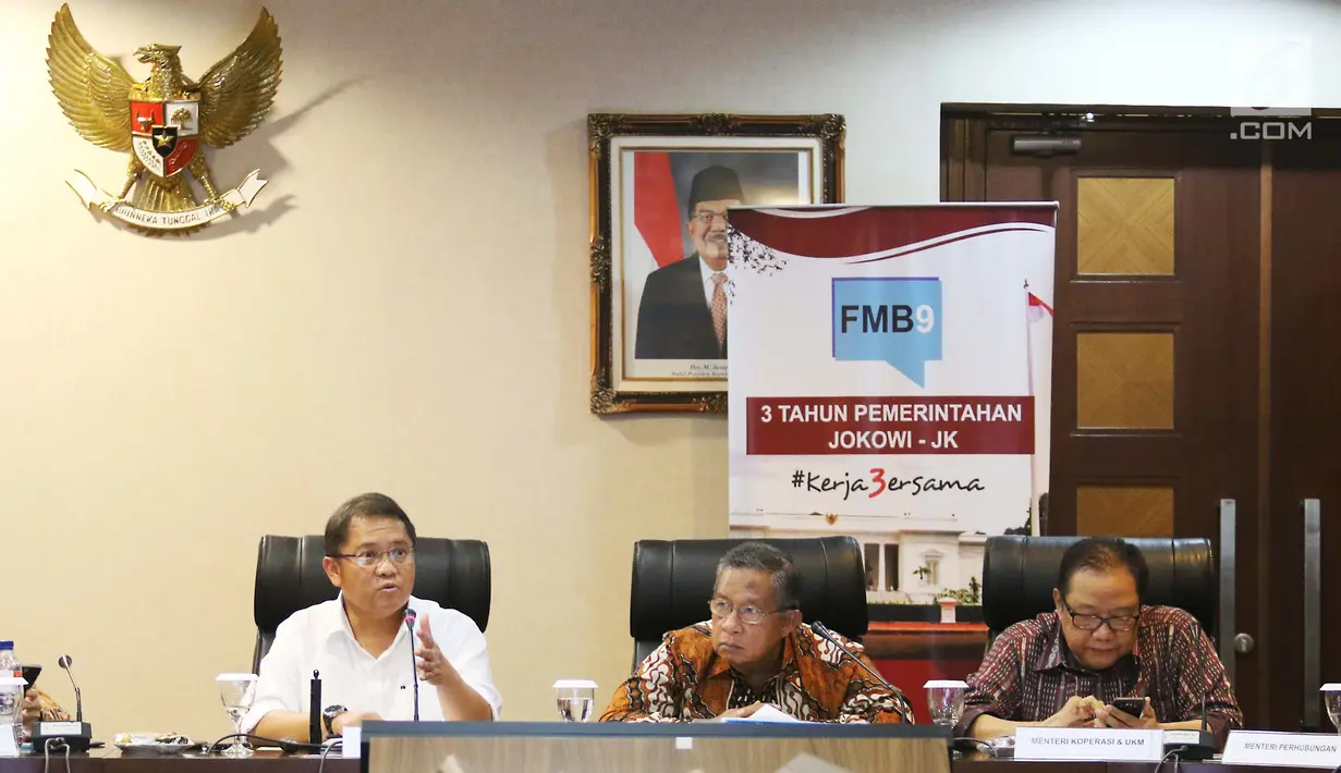 Menkominfo Rudiantara (kiri) menyampaikan keterangan pencapaian tiga tahun pemerintahan Presiden Jokowi-JK di Gedung Bina Graha, Jakarta, Selasa (17/10). (Liputan6.com/Angga Yuniar)