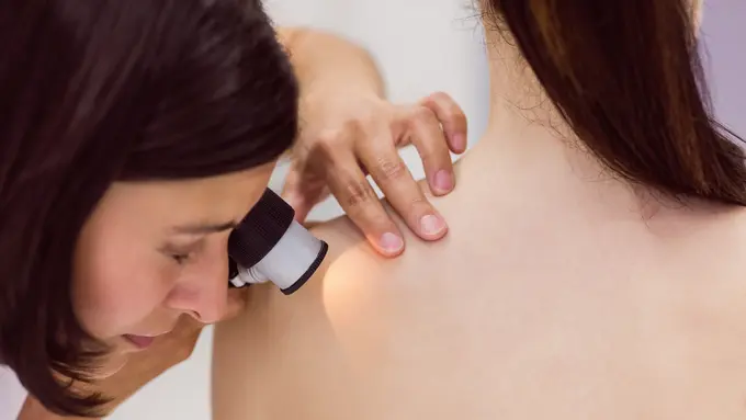 Ilustrasi Mengecek Kulit