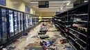 Keadaan toko swalayan setelah penjarahan di Managua, Nikaragua, Minggu (22/4). Presiden Nikaragua Daniel Ortega akhirnya setuju untuk membatalkan UU terbaru yang memicu kerusuhan. (INTI OCON / AFP)