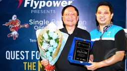 Tan Joe Hok (kiri) dan Haryanto Arbi berpose bersama saat acara Single Badminton Open Championship 2015, Tenis Indoor Senayan, Jakarta, Jumat (10/9/2015). Saat acara tersebut Tan Joe Hok dianugerahi Lifetime Achievement. (Liputan6.com/Yoppy Renato)