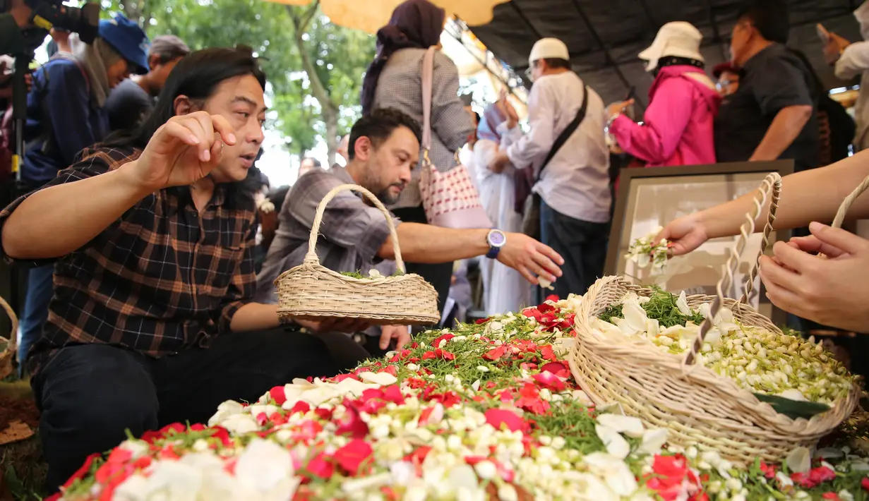 "Om Nomo itu warrior-nya keluarga Koeswoyo. Luar biasa jagoan. Suka bercanda, kadang-kadang bercandanya suka nakutin tapi selalu dibawa dengan kelakar." kata Sari. [Foto:Adrian Putra/Fimela.com]