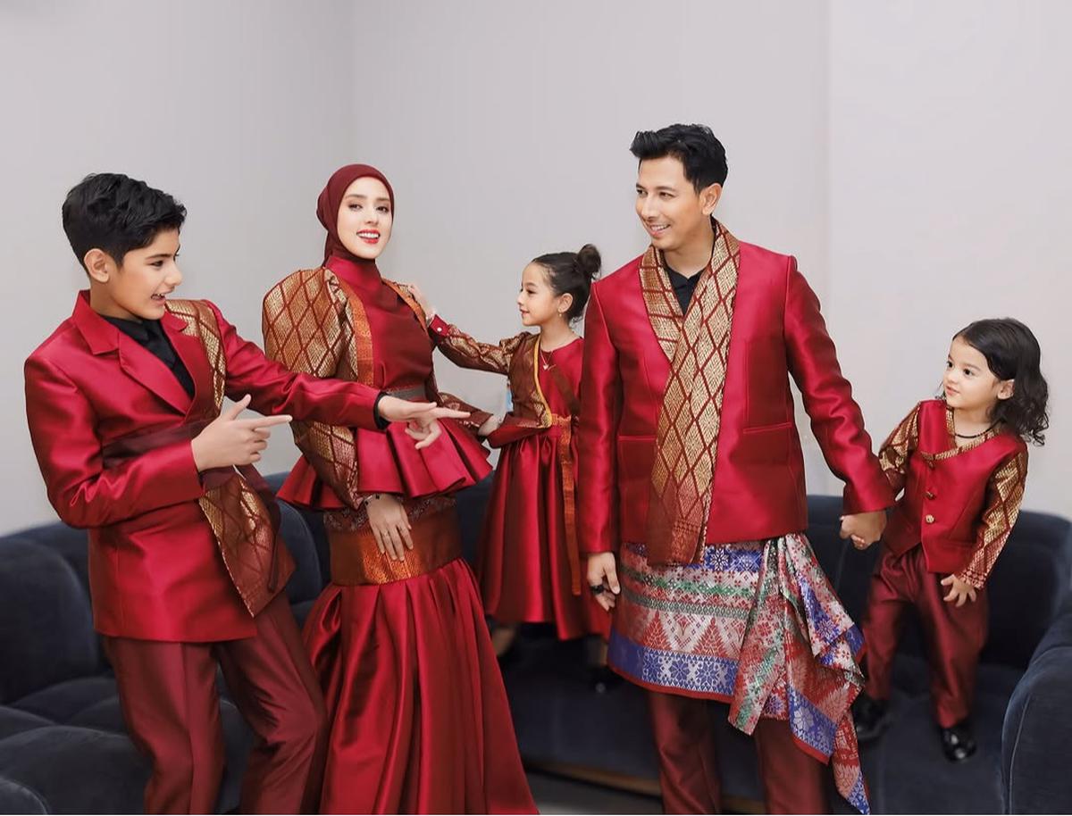 Potret Keluarga Sonny Septian dan Fairuz yang Kerap Pakai Couple Outfit