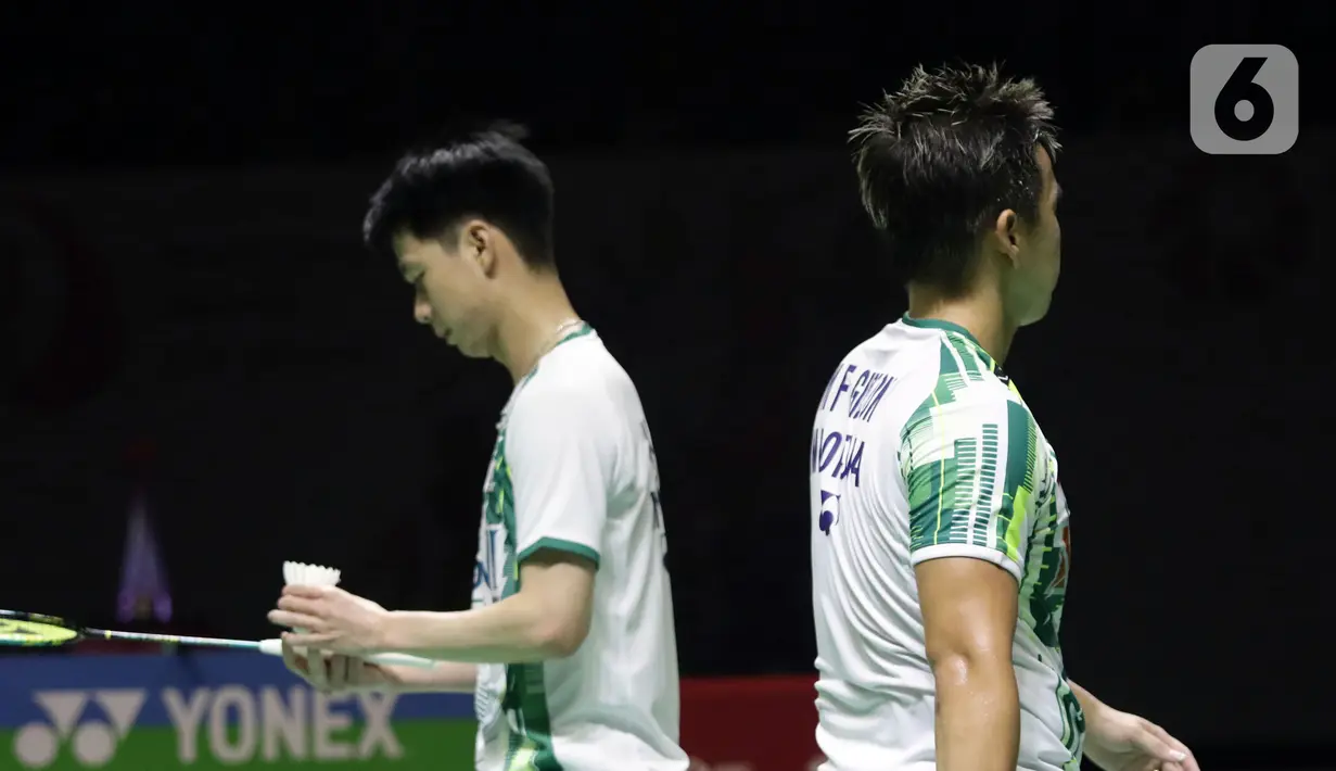 Pebulu tangkis ganda putra Indonesia, Marcus Fernaldi Gideon/Kevin Sanjaya Sukamulio saat bertanding melawan Liang Wei Keng/ Wang Chang (China) pada babak Semifinal Indonesia Masters 2022 di Istora Senayan, Jakarta, Sabtu (11/6/2022). Kevin/Marcus kalah 17-21, dan 10-21. (Liputan6.com/Helmi Fithriansyah)