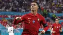 Cristiano Ronaldo dinobatkan menjadi Top Scorer Euro 2020 dengan mencatat lima gol dan satu assist dari empat laga pertandingannya bersama Portugal. Tiga dari lima gol yang ia ciptakan berasal dari eksekusi tendangan pinalti. (Foto: AFP/Pool/Bernadett Szabo)