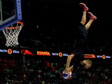 Anggota Crazy Dunkers beraksi saat jeda laga persahabatan antara Spanyol dan Lithuania sebagai persiapan jelang Olimpiade Rio 2016 di Malaga, Spanyol, (21/7/2016). (Reuters/Jon Nazca)