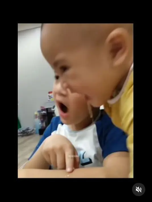 Namun Rafathar sempat menangis gara-gara Rayyanza mengeluarkan liurnya ke tangan sang kakak. (Foto: Instagram/@chevirgo)