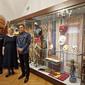 Museum Seni Riga Bourse di Latvia mendapatkan koleksi baru benda seni dari Indonesia. (Dok. KBRI Riga, Latvia)
