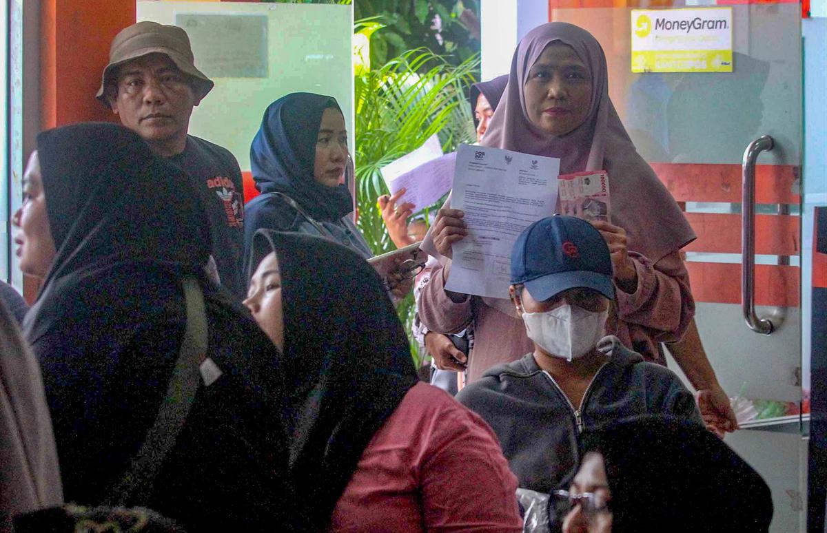 FOTO: Warga Antre Memadati Kantor Pos untuk Mengambil BLT Kesra 2025