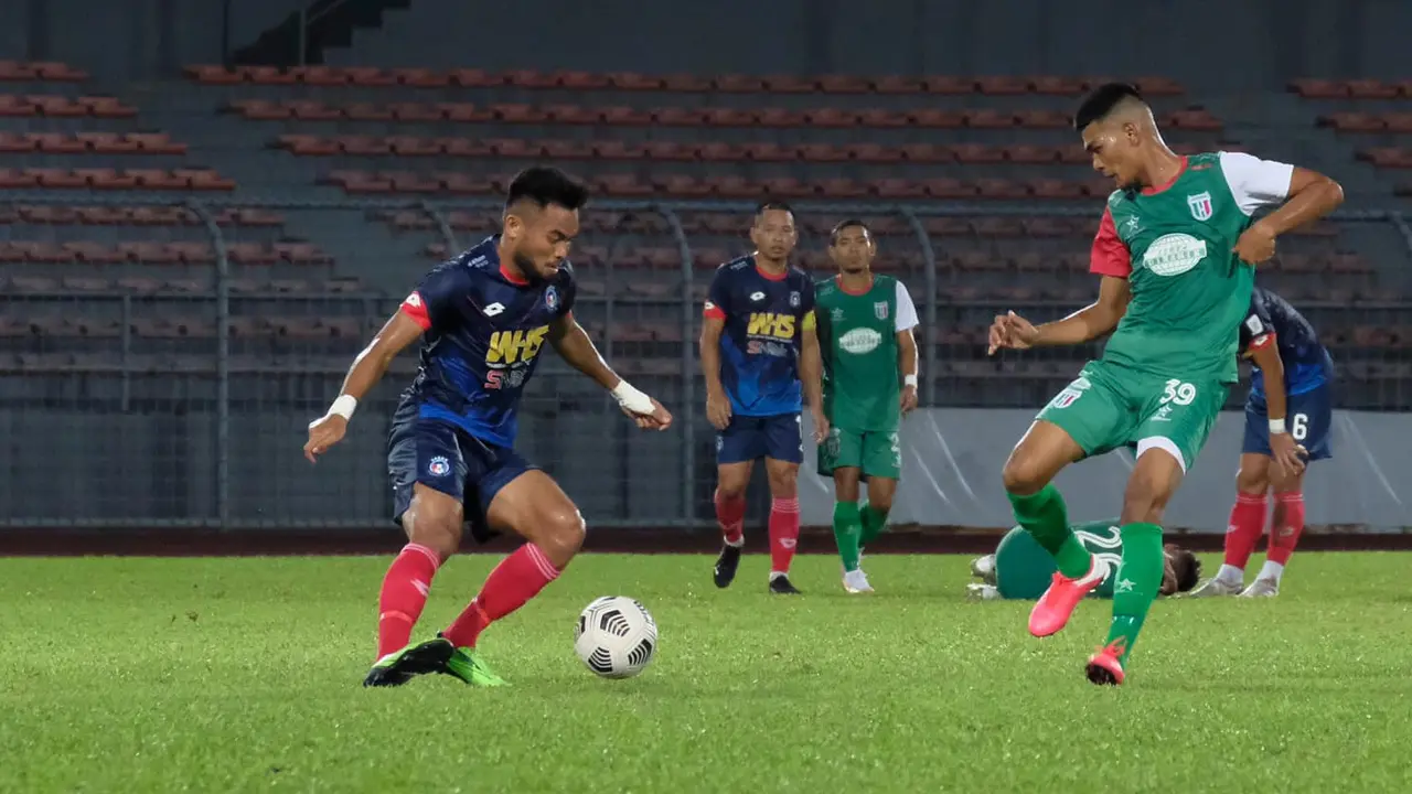 Saddil Ramdani (kiri) beraksi ketika Sabah FC menang 3-0 atas Kuching City FC dalam laga uji coba pada Minggu (28/3/2021).