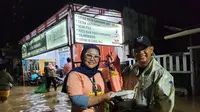 Terabas Banjir, Mak Ganjar Door to Door Bagikan Bantuan ke Warga Terdampak Banjir di Sulsel.