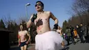 Peserta tak mengenakan baju saat  mengikuti lomba lari " Half- Naked Marathon" di Olympic Forest, Beijing, Cina, (28/2).  Lomba yang diselenggarakan tiap tahunnya ini sebagai bentuk gaya hidup ramah lingkungan. (REUTERS / Kim Kyung - Hoon)