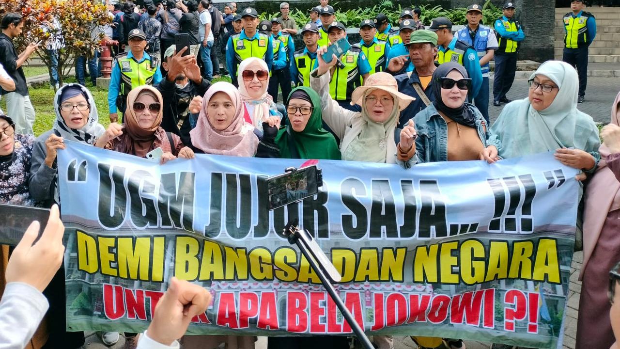 Roy Suryo Ungkap Isi Pertemuan dengan UGM, Diperlihatkan Skripsi Jokowi