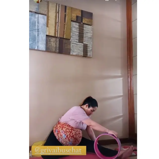 Jelang Melahirkan, Ini 6 Momen Siti Badriah Jalani Yoga Hamil Didampingi Instruktur