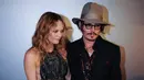 Selain soal harta dan kekayaan Depp yang kerap menjadi sorotan publik, kabar terbaru Depp kembali merayu mantan pasangannya, Vanessa Paradis untuk kembali bersamanya lagi. (AFP/Bintang.com)