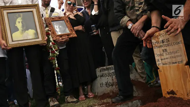 Tangis Duka dan Taburan Bunga di Pusara Sys NS