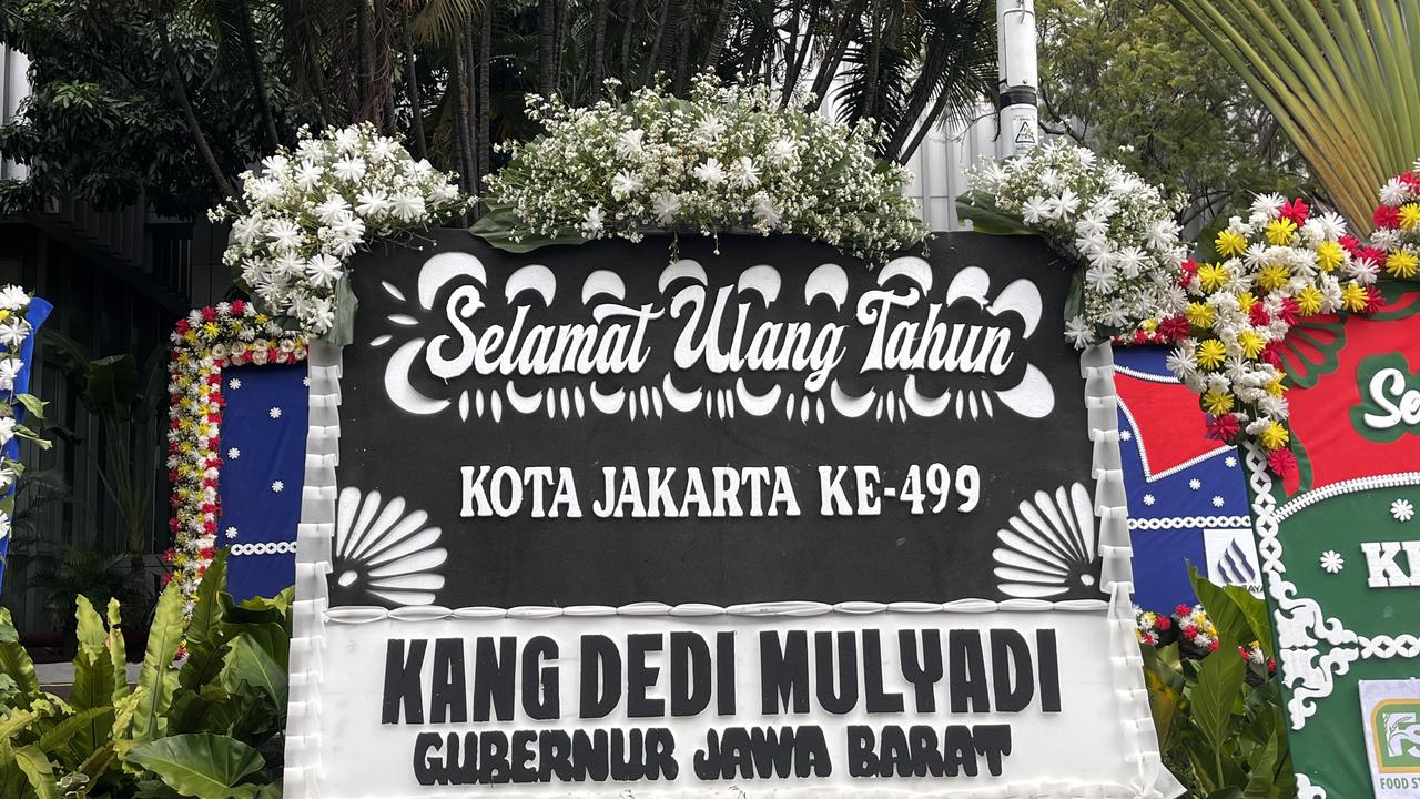 Tampil Beda di Tengah Perayaan HUT Jakarta, Karangan Bunga Hitam Dedi Mulyadi Menarik Perhatian