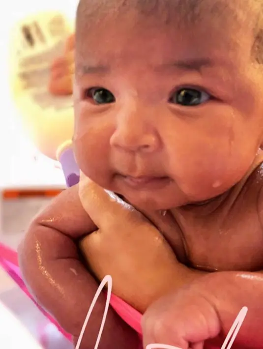 Khloe mengunggah foto True yang tengah mandi di Instagram Story miliknya. (instagram/khloekardashian)