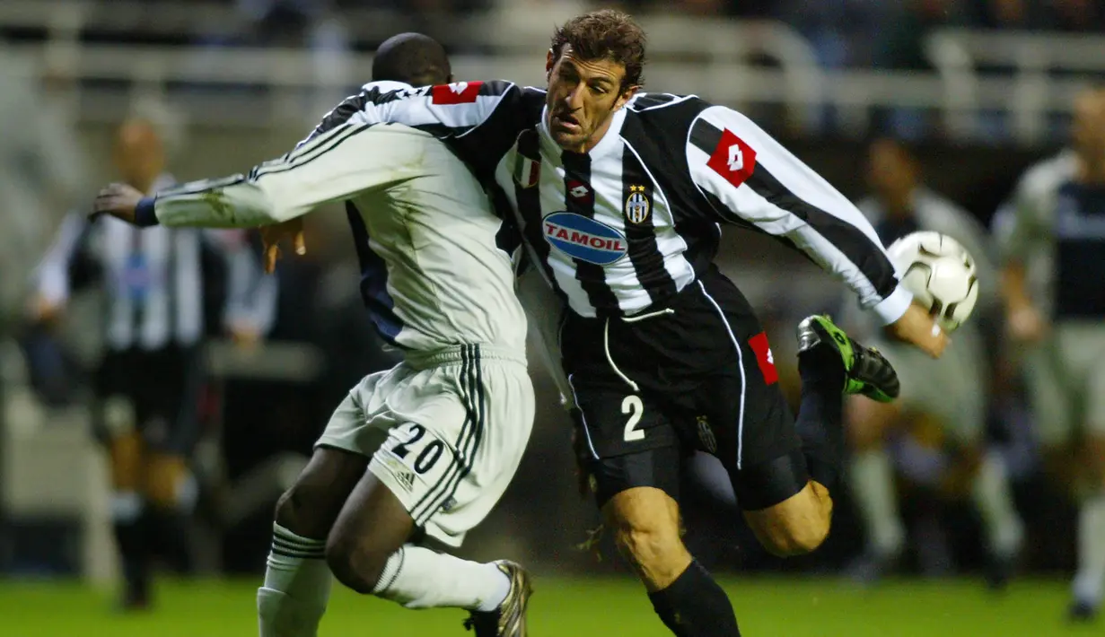 10. Ciro Ferrera - Meski bukan pilihan utama di Timnas Italia, dirinya menjadi salah satu bek tangguh di Juventus era 90an. Si Nyonya Tua mampu diantarnya meraih lima gelar scudetto, satu Coppa Italia, dua Supercoppa Italia dan sebuah trofi Liga Champions. (AFP/Adrian Dennis)
