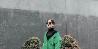 Kamu dapat tampil ekstra saat keluar rumah dengan blazer bewarna hijau dan leather pants, lho. (instagram/tasyafarasya)