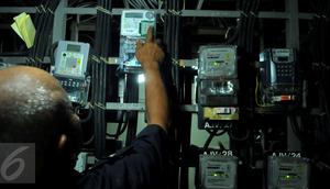 Petugas melakukan pengecekan meteran listrik di ruang panel listrik di Kawasan Pejompongan, Jakarta, Senin (2/1). Februari, PT PLN (Persero) kembali menurunkan tarif dasar listrik (TDL) untuk 12 golongan pelanggan nonsubsidi. (Liputan6.com/Faisal R Syam)