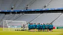 Pemain Real Madrid berkumpul sebelum sesi latihan di Munich, Jerman, Selasa (24/4). Real Madrid membawa kekuatan penuh jelang menghadapi Bayern Munchen. (AP Photo/Matthias Schrader)