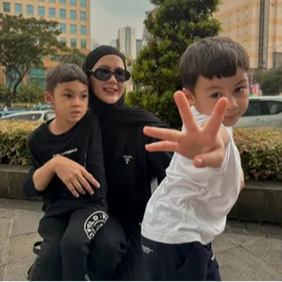 Potret Paula Verhoeven Hangout Bareng Kenzo dan Kiano, Bahagia Bersama Anak - Senyum Sumringah