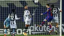 Pemain Barcelona Lionel Messi (kedua kanan) berebut bola udara dengan pemain Levante Gonzalo Melero pada pertandingan La Liga Spanyol di Stadion Camp Nou, Barcelona, Spanyol, Minggu (13/12/2020). Barcelona menang 1-0. (AP Photo/Joan Monfort)