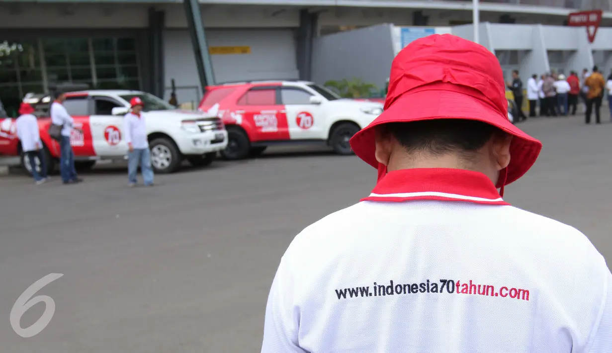 Tim Ekspedisi Kapsul Waktu berdiri di dekat mobil saat pelepasan di Gelora Bung Karno, Jakarta, Kamis (17/9). Tiga mobil tersebut akan melakukan perjalanan keliling Indonesia guna mewujudkan mimpi melalui aspirasi masyarakat. (Liputan6.com/Angga Yuniar)